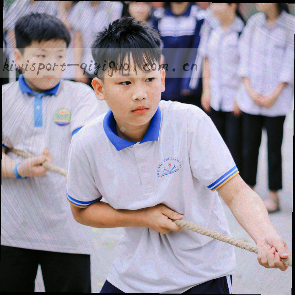 排列整齐的编号牌与档案抽屉抽象图形，棕褐与翠绿配色